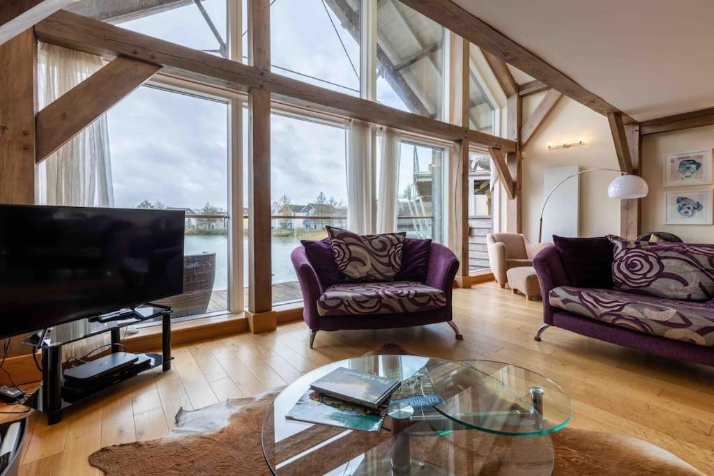 Villa Otters Holt Somerford Keynes Exterior foto