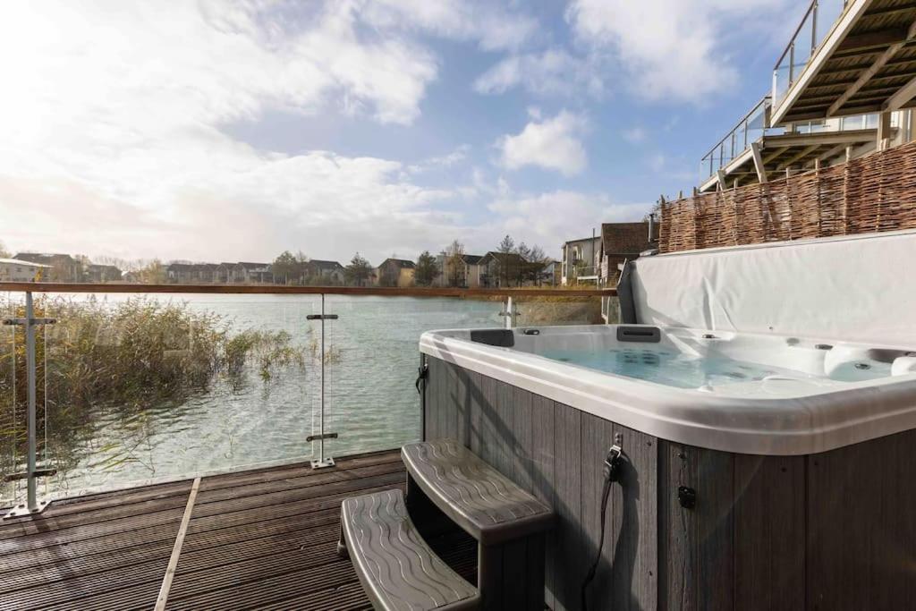 Villa Otters Holt Somerford Keynes Exterior foto